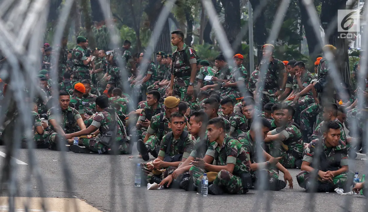 Pasukan TNI berjaga menjelang sidang perdana MK Pemilu 2019 di halaman depan Gedung Mahkamah Konstitusi, Jakarta, Jumat, (14/6/2019). Sekitar 16 ribu pasukan TNI diterjunkan untuk mengawal jalannya sidang dengan skema pengamanan empat lapis. (Liputan6.com/Johan Tallo)