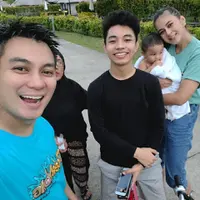 Momen kekompakan Baim Wong dan Fiki Naki bak saudara kandung. (Sumber: Instagram/fikinakii)