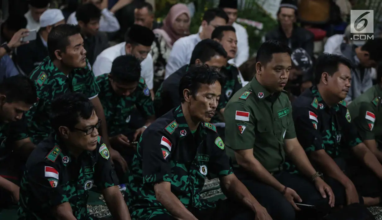 Sejumlah kader PPP kubu  Romahurmuzy hadir dalam acara Tasyakuran di Gedung DPP PPP, Diponegoro, Jakarta, Jumat (15/11). Tasyakuran tersebut bentuk syukur karena PPP kubu Romahurmuziy telah Menempati kantor DPP PPP Diponegoro. (Liputan6.com/Faizal Fanani)