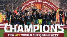 Pemain Portugal melakukan selebrasi setelah berhasil menjuarai Piala Dunia U-17 2025 dengan menumbangkan Austria di partai puncak di Khalifa International Stadium, Kamis (27/11/2025). (AP Photo/Hussein Sayed)