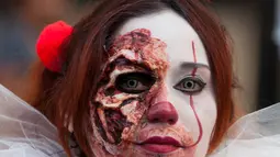 Seorang wanita berpartisipasi dalam Zombie Walk di Mexico City, Minggu (11/11). Dalam acara tahunan itu ratusan orang dengan penampilan yang seram serta mengenakan pakaian compang-camping berkumpul di pusat bersejarah ibu kota Meksiko. (AP/Claudio Cruz)