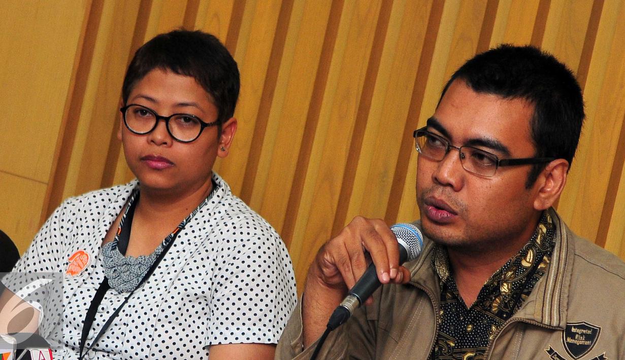 Priharsa Nugraha (kanan) memberikan penjelasan saat jumpa pers di Gedung KPK, Jakarta, Rabu (2/3). Sebelum ditetapkan sebagai tersangka, Budi sempat mengembalikan uang suap sebesar 305.000 dollar Singapura yang diterimanya. (Liputan6.com/Helmi Afandi)