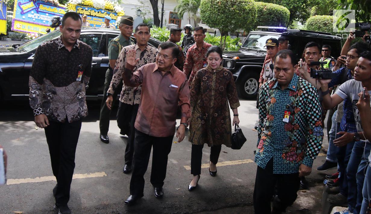 Wakil Presiden Jusuf Kalla atau JK didampingi Menko Bidang Pembangunan Manusia dan Kebudayaan Puan Maharani melayat ke kediaman Probosutedjo, Jakarta, Senin (26/3). Probosutedjo meninggal dunia pada usia 87 tahun. (Liputan6.com/Arya Manggala)