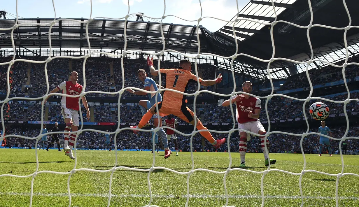 Enam menit jelang waktu normal berakhir, Ferran Torres menorehkan golnya yang kedua pada pertandingan ini. Bola hasil sundulan Torres tak mampu dihalau kiper Arsenal, Bernd Leno. (Foto: AFP/Oli Scarff)