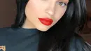 Kalau ini ketika Kylie Jenner tampil berani dengan warna merah. Menurut kamu bagaimana? (instagram/kyliejenner)