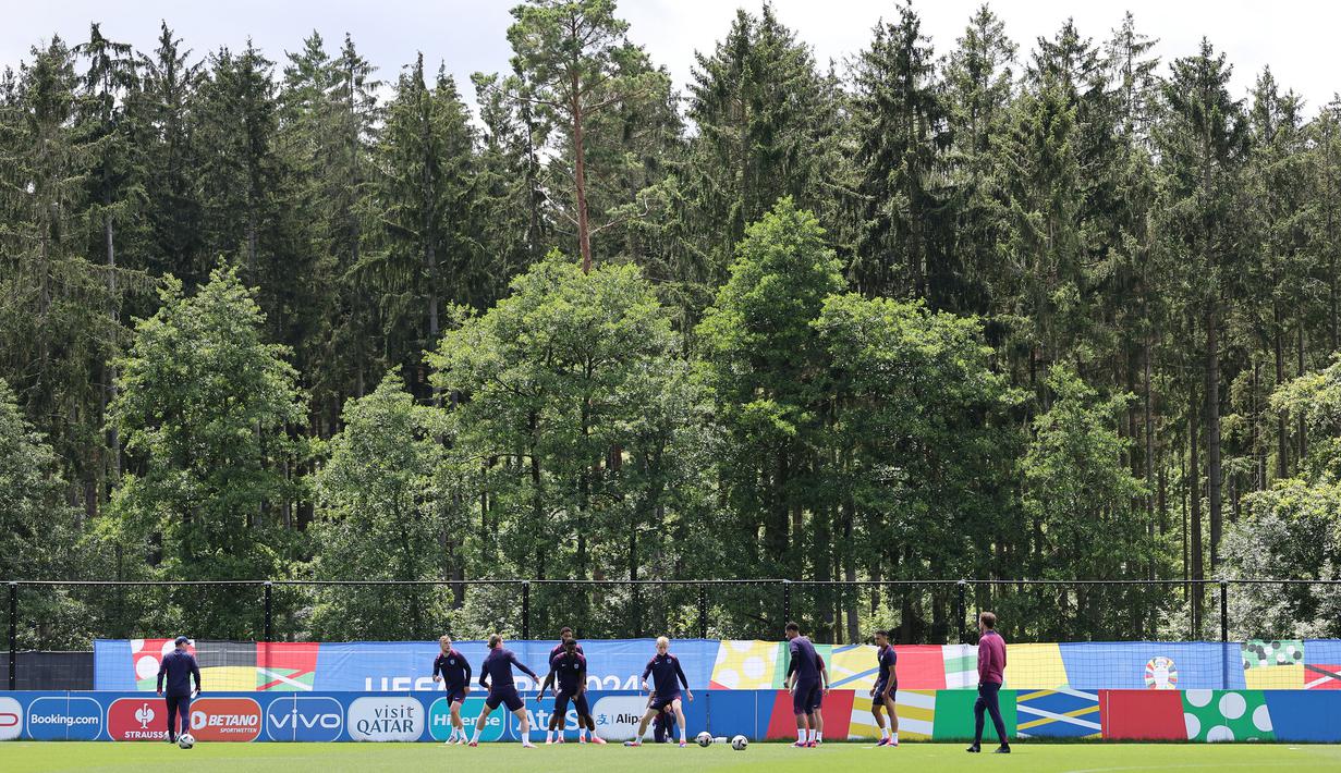 Suasana latihan Timnas Inggris menjelang laga final Euro 2024 melawan Spanyol di Blankenhain, Jerman, Sabtu (13/07/2024) WIB. (AFP/Adrian Dennis)