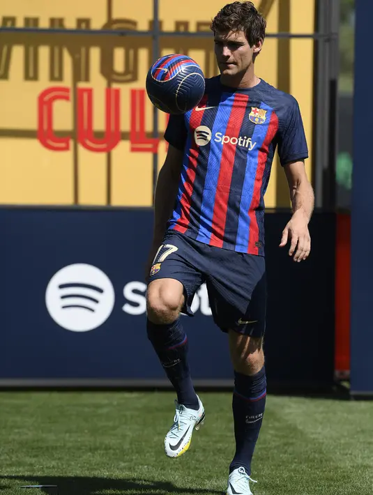 Pemain baru Barcelona Marcos Alonso berpose untuk foto saat diperkenalkan secara resmi menjelang Liga Champions kontra Viktoria Plzen di Ciudad Deportiva dekat Barcelona pada 6 September 2022. Alonso hadir untuk memperkuat sisi kiri pertahanan Barcelona yang sebelumya sudah diisi oleh Alejandro Balde dan Jordi Alba. (Photo by Josep LAGO / AFP)