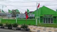 Bendera PDIP berkibar di depan kantor PPP Tuban. (Liputan6.com/Ahmad Adirin)