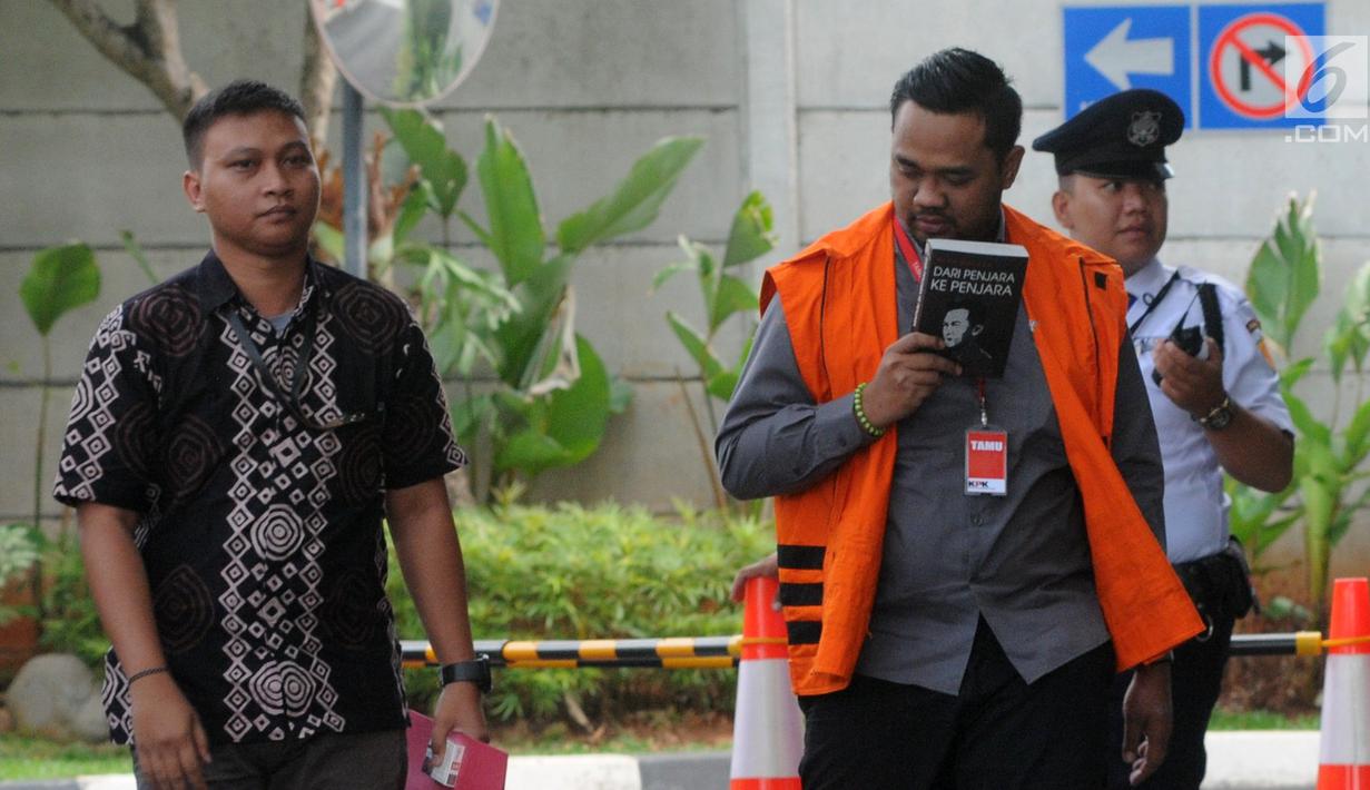 Anggota DPRD Kota Malang Syamsul Fajrih (kanan) tiba Gedung KPK, Jakarta, Kamis (22/11). Syamsul akan menjalani pemeriksaan penyidik KPK sebagai tersangka. (Merdeka.com/Dwi Narwoko)