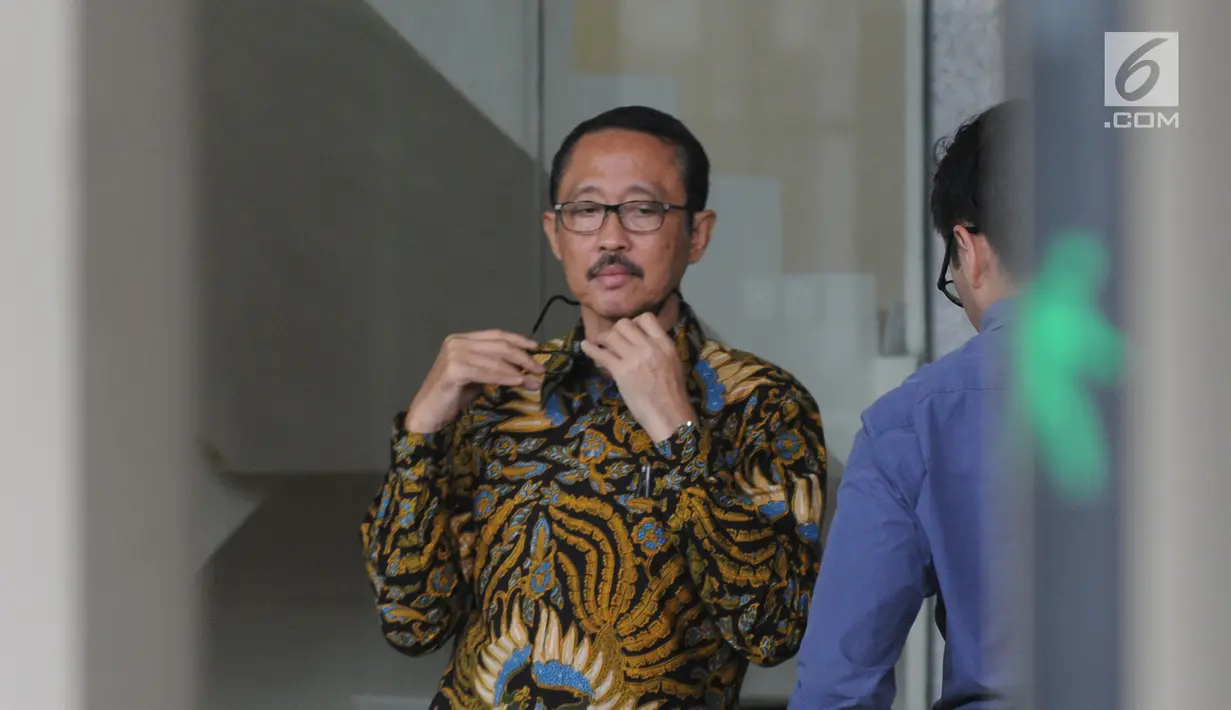 Mantan Kepala BPPN, I Putu Gede Ary Suta usai menjalani pemeriksaan oleh penyidik di gedung KPK, Jakarta, Rabu (29/8). Ary Suta diperiksa untuk penyelidikan terkait dugaan korupsi penerbitan SKL BLBI. (Merdeka.com/Dwi Narwoko)