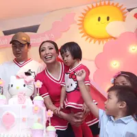 Aktris Ayu Dewi baru saja merayakan hari ulang tahun anaknya, Aqilah Dewi Humaira yang ke-3 tahun. (Andy Masela/Bintang.com)