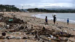 Kepala Bidang Pengelolaan Kebersihan dan Limbah B3 DLHK Kabupaten Badung Anak Agung Gede Agung Dalem mengatakan, bila dilihat musim angin barat di bulan April 2023 sebenarnya sudah tidak terjadi sampah kiriman ke pesisir pantai di kawasan Kabupaten Badung. (SONNY TUMBELAKA/AFP)