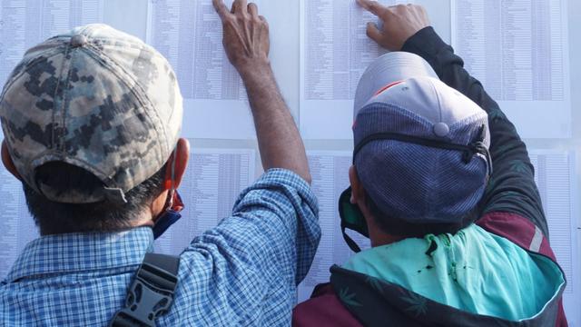 Para warga terdampak perpanjangan PPKM Darurat di Garut, Jawa Barat tengah melihat daftar nama mereka dalam deretan nama yang telah diseleksi Pemda Garut, sebagai penerima bansos tunai Rp 250 ribu per orang.
