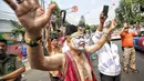 Pawai obor yang memasuki hari kedua dimulai dari Balai Kota DKI Jakarta dan berakhir di Gor Sunter di sambut meriah masyarakat jakarta dengan menggunakan wayang orang. (Liputan6.com/Faizal Fanani)