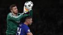Kiper Qarabag, Ibrahim Sehic, mengamankan bola dari sundulan bek Chelsea, Gary Cahill, pada laga Liga Champions di Stadion Stamford Bridge, London, Selasa (12/9/2017). Chelsea menang 6-0 atas Qarabag. (AFP/Adrian Dennis)