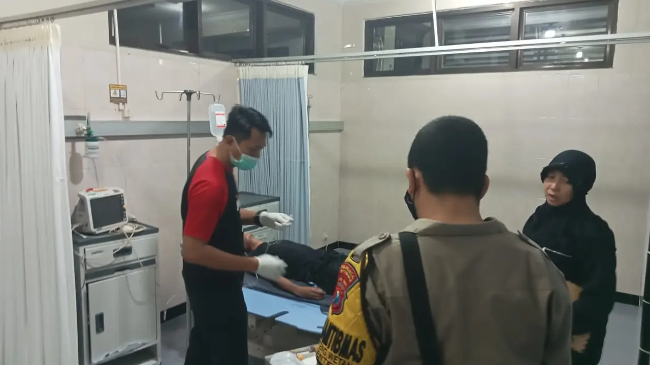 Pemuda penengak miras bercampur shampo mendapatkan penanganan di RUSUD Genteng (Istimewa)