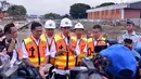 Presiden Joko Widodo (tengah) dan Menteri Perhubungan Ignasius Jonan (kanan) beserta pejabat terkait lainnya saat melakukan keterangan pers di kawasan Soekarno Hatta, Tangerang, Banten, (14/12). (Laly Rachev/ Setpres)