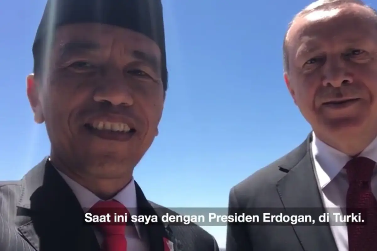 Di sela-sela pertemuannya dengan Presiden Turki Recep Tayyip Erdogan, Jokowi menyempatkan membuat video blog atau vlog.