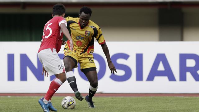 Striker Mitra Kukar, Musa Njie, berusaha melewati bek Semen Padang, Muhammad Rifqi, pada laga Piala Presiden 2019. (Bola.com/Yoppy Renato)
