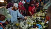 Orang-orang berbelanja di pasar makanan pada hari pertama bulan suci Ramadhan di provinsi Narathiwat di Thailand selatan (24/4/2020). Sejumlah pedagang menjual berbagai makanan selama bulan suci Ramadan di pasar tersebut. (AFP/Madaree Tohlala)