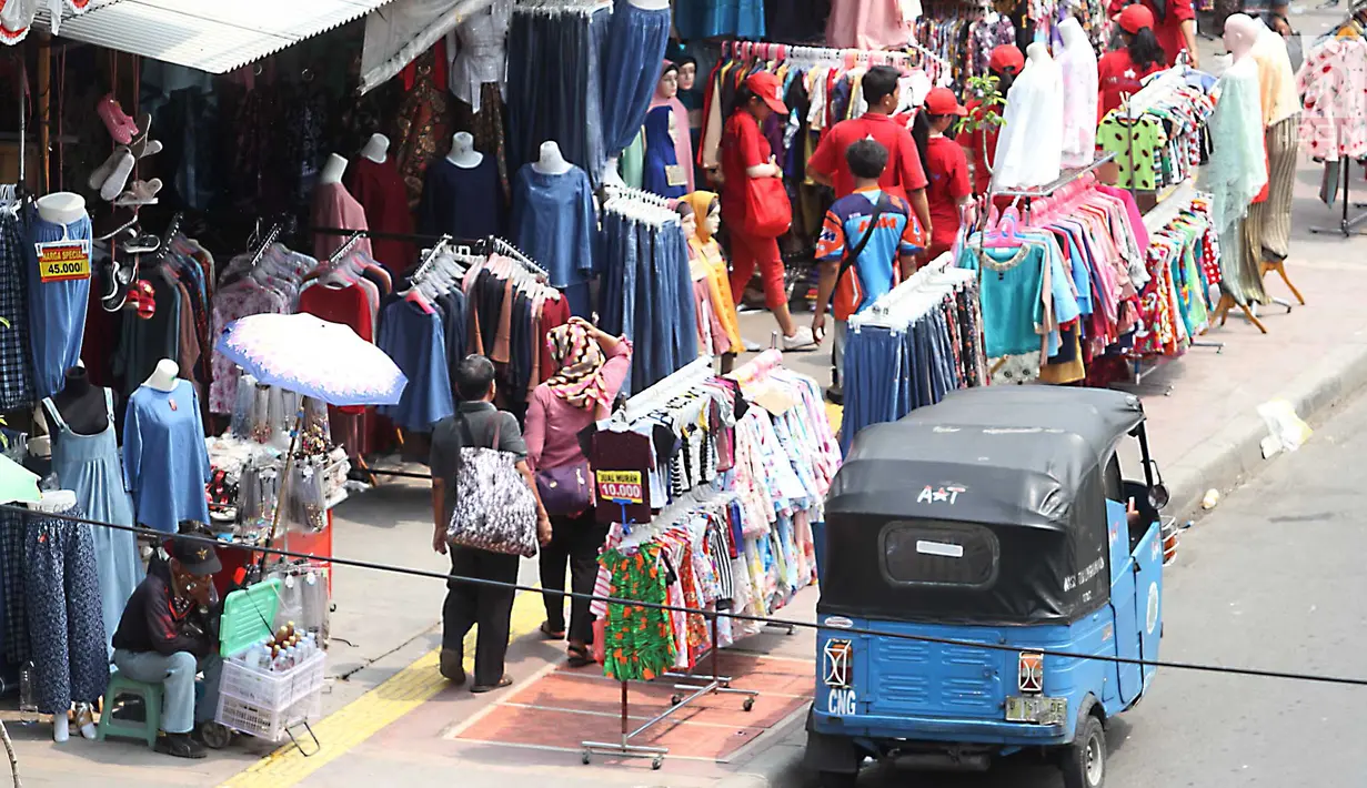 Sejumlah Pedagang Kaki Lima (PKL) berdagang di atas trotoar kawasan Tanah Abang, Jakarta, Rabu (1/11). Trotoar jalan di kawasan Tanah Abang kian ruwet oleh banyaknya pedagang kaki lima. (Liputan6.com/Angga Yuniar)