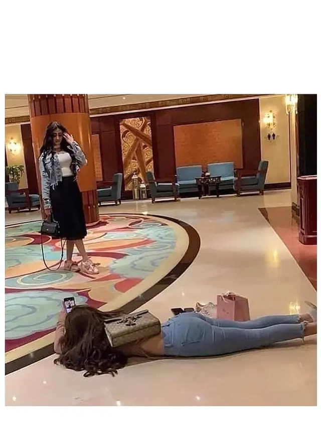 6 Tingkah Jungkir Balik Cewek Saat Bantu Ambil Foto Sahabatnya Ini Penuh Perjuangan
