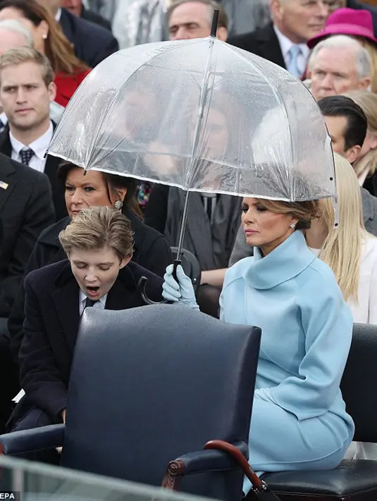 Saat pelantikan dan mengucap sumpah Jabatan, Trump ditemani istri dan anak-anaknya, yang juga menjadi sorotan masyarakat. Terutama Melania Trump yang tengah dibicarakan soal gaya busananya saat itu. (doc.dailymail.com)