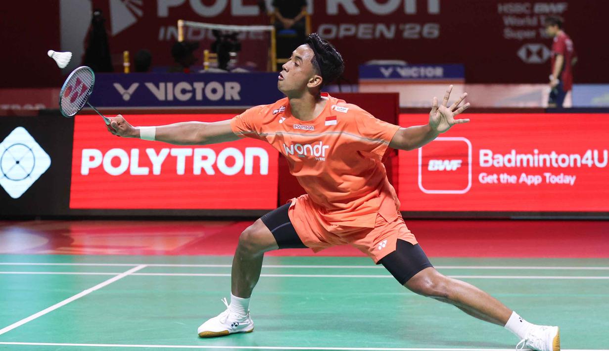 Pebulu tangkis tunggal putra Indonesia, Alwi Farhan, berusaha mengembalikan kok ke arah Lakhsya Sen (India) pada babak 32 besar Indonesia Open 2026 di Istora Senayan, Jakarta, Selasa (2/6/2026). (Bola.com/M Iqbal Ichsan)