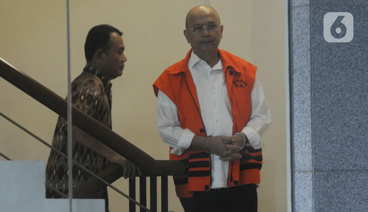 Wali Kota Medan nonaktif Tengku Dzulmi Eldin dikawal petugas akan menjalani pemeriksaan oleh penyidik di Gedung KPK, Jakarta, Jumat (6/12/2019). Tengku Dzulmi Eldin diperiksa sebagai tersangka  terkait menerima suap proyek dan jabatan pada Pemerintah Kota Medan Tahun 2019. (merdeka.com/Dwi Narwoko)