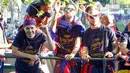 Andres Iniesta, Sergio Busquets, dan Ivan Rakitic saat berpawai dengan menggunakan bus untuk merayakan gelar La Liga ke-24, Minggu (15/5/2016). (AFP/Pau Barrena)