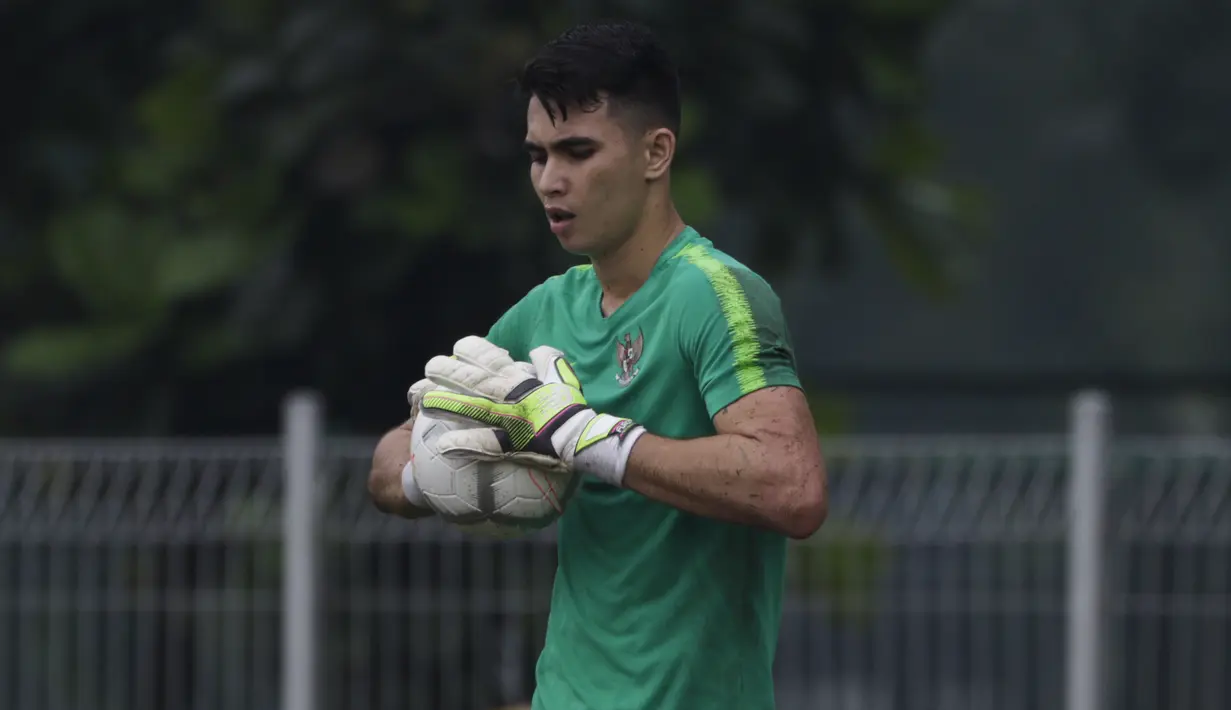 Kiper Timnas Indonesia U-22, Nadeo Argawinata, memegang bola saat latihan di Lapangan ABC, Jakarta, Senin (14/1). Latihan ini merupakan persiapan jelang Piala AFF U-22. (Bola.com/Vitalis Yogi Trisna)