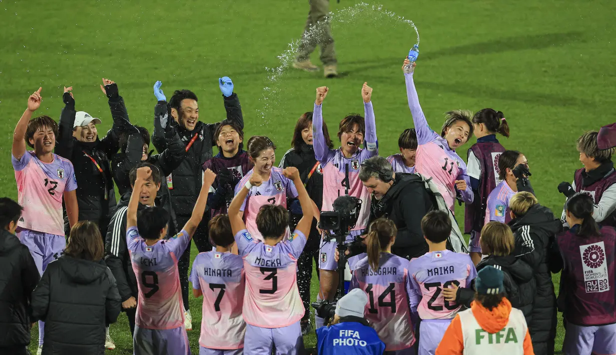 Pemain Jepang merayakan kemenangan atas Norwegia setelah laga 16 besar Piala Dunia Wanita 2023 di Wellington Regional Stadium, Wellington, Selandia Baru, Sabtu (05/08/2023). (AFP/Grant Down)