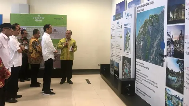 Presiden Jokowi mendapatkan penjelasan tentang maket KEK Tanjung Kelayang, di Bandara Depati Amir, Pangkal Pinang, Babel, Kamis (14/3) pagi. (Foto: Rahmat/Humas Setkab)