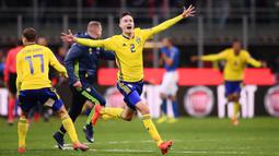 Bek Swedia, Mikael Lustig, melakukan selebrasi usai menahan imbang Italia pada laga leg kedua playoff Piala Dunia 2018, di Stadion Giuseppe Meazza, Senin (13/11/2017). Italia bermain imbang 0-0 dengan Swedia. (AFP/Marco Bertorello)
