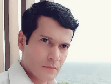 Pria kelahiran 21 Oktober 1972 ini kerap membagikan foto-foto di akun instagramnya yang selalu ganteng dan awet muda. (Liputan6.com/IG/@adam_jordanreal)