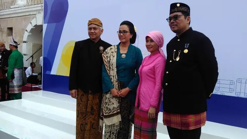 Menteri Keuangan Sri Mulyani dan Sekretaris Jenderal Kementerian Keuangan Hadiyanto usai mengikuti upacara peringatan Hari Sumpah Pemuda dan Hari Oeang. (Fiki/Liputan6.com)