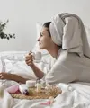 Tidak perlu rutinitas yang rumit untuk menikmati wellness. Sentuhan, aroma, tekstur, dan ritual sederhana bisa menjadi cara untuk membuat self-care terasa lebih personal.  (Foto/Dok: Magnific)