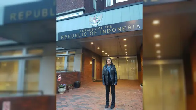 TKI asal Banyumas yang bernama Parinah di KBRI London. Parinah sempat hilang kontak dengan keluarga selama 18 tahun. Ia juga diduga menjadi korban perbudakan modern oleh majikannya di Inggris (sumber: Twitter KBRI London)