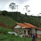 Penampakan rumah terdampak longsor di Kampung Giriawas, Desa Sukaluyu, Kecamatan Pangalengan, Kabupaten Bandung, Minggu (16/1/2022). (Liputan6.com/Dikdik Ripaldi)