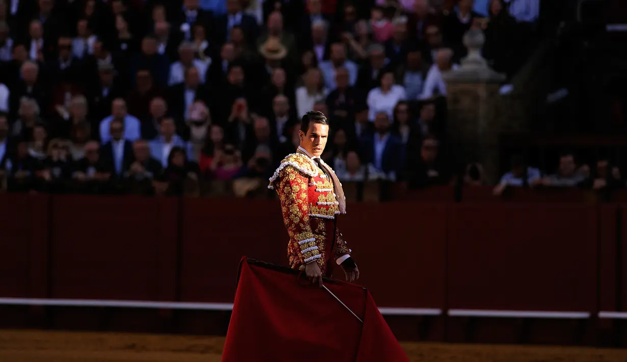 Matador Spanyol, Jose Maria Manzanares menunggu banteng di arena adu banteng Maestranza di Sevilla pada 27 Maret 2016. (AFP PHOTO / CRISTINA QUICLER)
