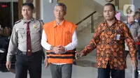 Komisioner KPU Wahyu Setiawan (rompi tahanan) dikawal petugas seusai menjalani pemeriksaan di gedung KPK, Jakarta, Rabu (15/1/2020). Wahyu Setiawan diperiksa perdana setelah ditetapkan sebagai tersangka terkait dugaan penerimaan suap penetapan anggota DPR terplih 2019-2020. (merdeka.com/Dwi Narwoko)