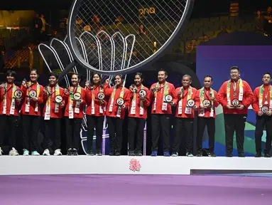 Tim bulu tangkis putri Indonesia berfoto di atas podium saat mendapatkan medali perak Piala Uber 2024 di Hi-Tech Zone Sports Centre Gymnasium, Chengdu, China, Minggu (5/5/2024). Apriyani dan kolega takluk dengan skor 0-3 dari tuan rumah China. (AFP/Wang Zhao)