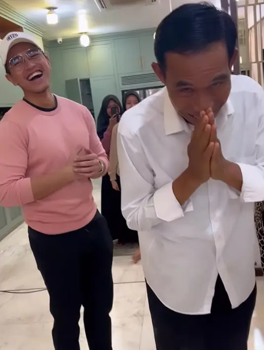 Eits, tapi bukan Presiden RI yang asli ya. Melainkan, Jokowi KW yang didatangkan langsung ke rumah pasangan artis dua anak itu. Kaesang sukses dibuat ngakak dan salting saat bertemu dan berinteraksi dengan pria yang mirip dengan ayahnya tersebut. (Liputan6.com/IG/@raffinagita1717)