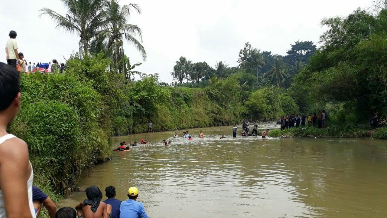 Warga menyaksikan pencarian mahasiswa IPB yang tenggelam (Liputan6.com/Achjmad Sudarno)