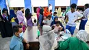 Pelayanan kesehatan itu merupakan salah satu bentuk kerja sama dengan International Organization for Migration (IOM), yang mendelegasikan kepada tim medis Rumah Sakit Pendidikan Universitas Syiah Kuala untuk melakukan pemeriksaan kesehatan pengungsi etnis Rohingya. (CHAIDEER MAHYUDDIN/AFP)