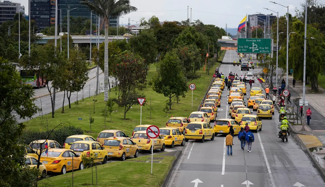 Persatuan pengemudi taksi Bogota, Medellin, Cali, Cucuta, Ibague dan kota-kota utama lainnya di Kolombia menggelar aksi protes. (AP Photo/Fernando Vergara)