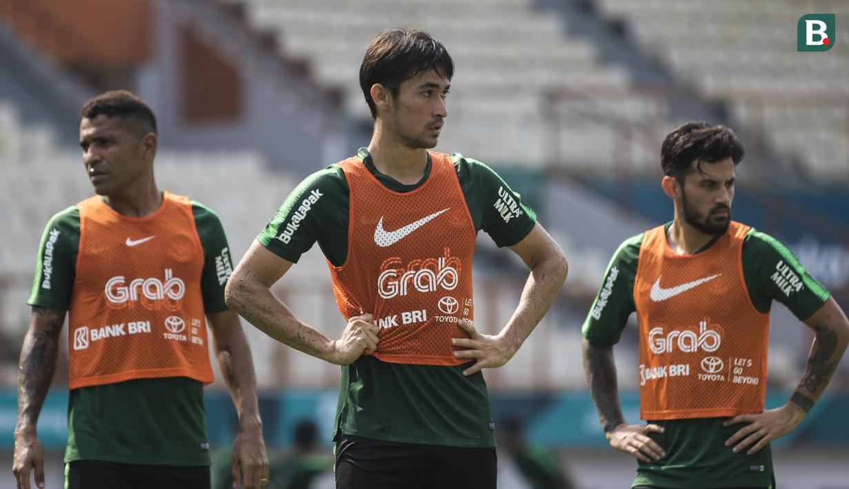 Pemain Timnas Indonesia, Gavin Kwan, menunggu umpan saat latihan di Stadion Wibawa Mukti, Jawa Barat, Selasa (6/11). Latihan ini merupakan persiapan jelang Piala AFF 2018. (Bola.com/Vitalis Yogi Trisna)