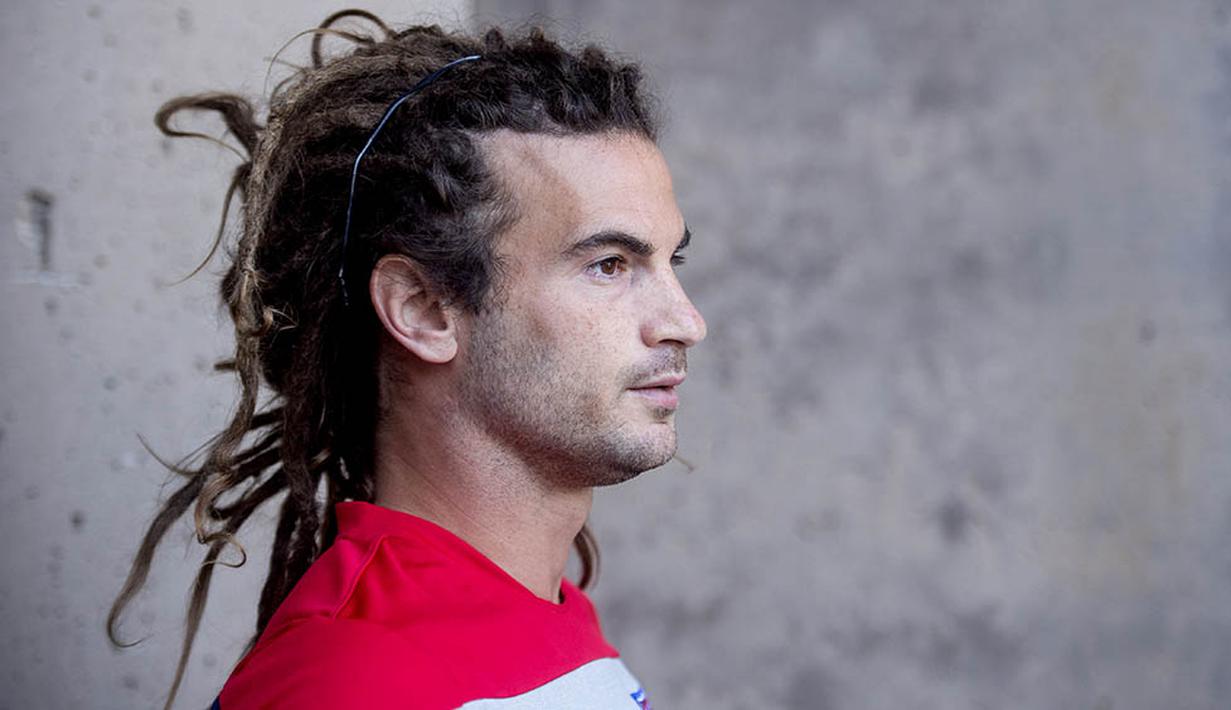 6. Kyle Beckerman, gelandang asal Amerika Serikat ini memiliki potongan gaya rambut gimbal, cukup jarang pesepak bola dengan model rambut seperti ini. (AFP/Noah Berger)