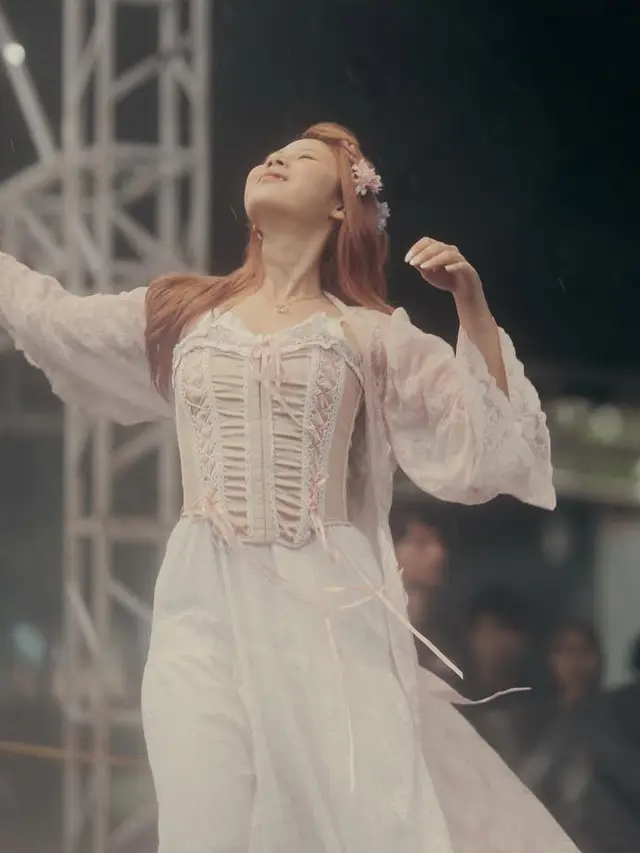 Pesona Nadin Amizah Dibalut Dress Vintage saat di Atas Panggung. [@cakecaine]