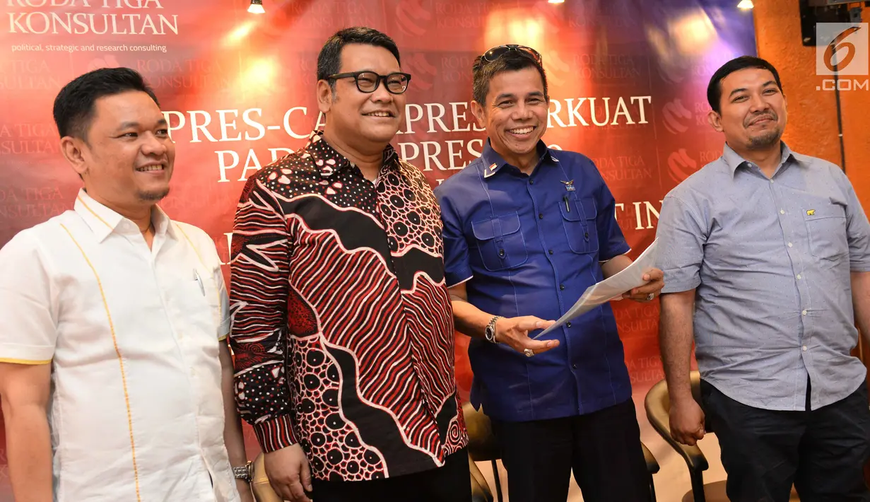 Ketua DPP Partai Golkar Ace Hasan Syadzily, Wakil Sekjen DPP PDI Perjuangan Eriko Sotarduga, Sekjen DPP Partai Demokrat Hinca Pandjaitan dan  Aditya Perdanan saat rilis survey di Jakarta, Kamis (10/5). (Liputan6.com/Pool/Wening)